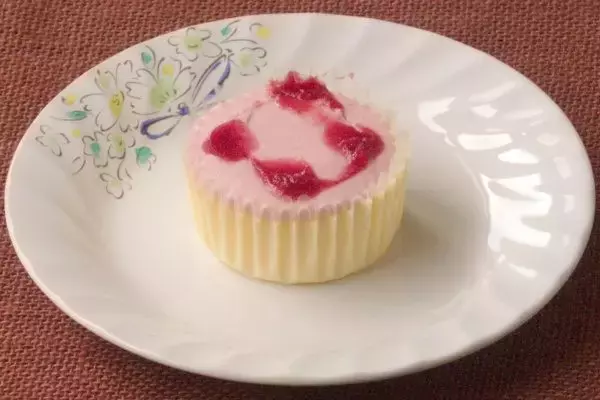 「セブンがいちごに包まれる！　チーケーがどらがいちご色！：今週のコンビニスイーツランキング」の画像