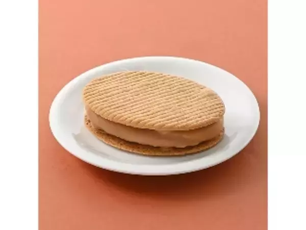 「ファミマに来たのはサクサクサンド！　間にキャラメルパリッとろ！：今週のコンビニスイーツランキング」の画像