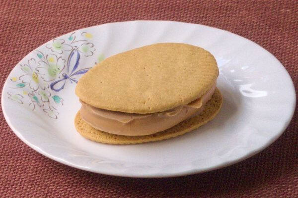 ファミマに来たのはサクサクサンド！　間にキャラメルパリッとろ！：今週のコンビニスイーツランキング