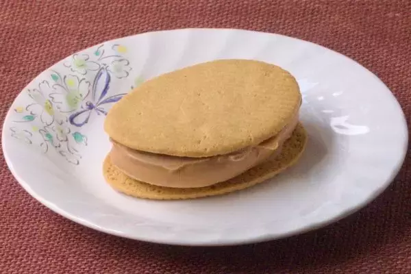 「ファミマに来たのはサクサクサンド！　間にキャラメルパリッとろ！：今週のコンビニスイーツランキング」の画像