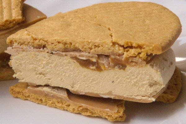 ファミマに来たのはサクサクサンド！　間にキャラメルパリッとろ！：今週のコンビニスイーツランキング