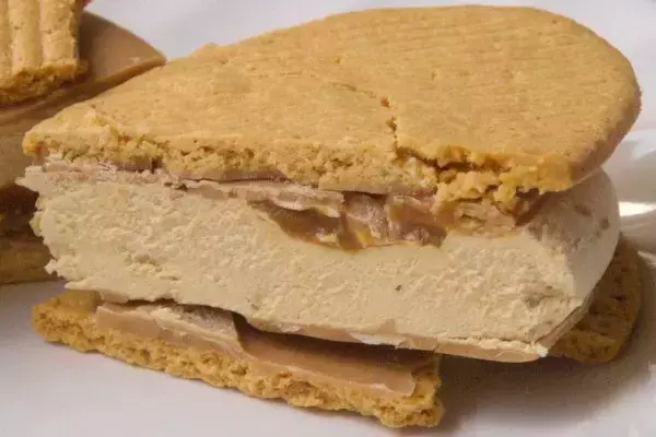 「ファミマに来たのはサクサクサンド！　間にキャラメルパリッとろ！：今週のコンビニスイーツランキング」の画像