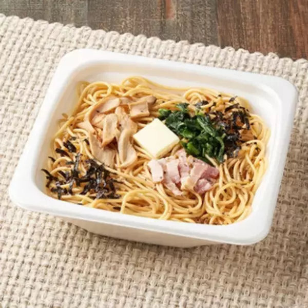 「今週新発売のファミマ麺まとめ！『ＮＩＢＯＳＨＩＭＡＮＩＡ　かけ濃厚煮干そば』、『ベーコンときのこのバター醤油パスタ』など♪」の画像