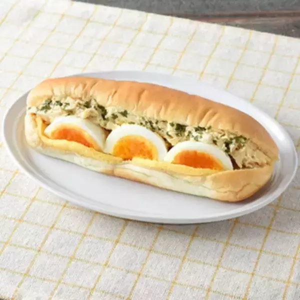 「今週新発売の卵料理まとめ！『たんぱく質が摂れる２種カニカマと玉子のサラダ』、『とろ～り玉子の鶏白湯まぜそば』など♪」の画像