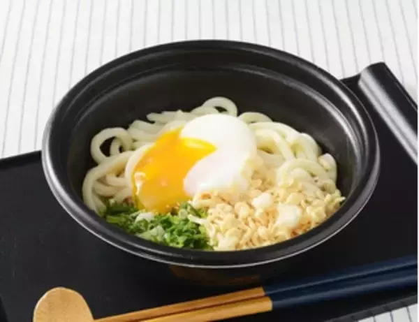 「今週新発売の卵料理まとめ！『たんぱく質が摂れる２種カニカマと玉子のサラダ』、『とろ～り玉子の鶏白湯まぜそば』など♪」の画像