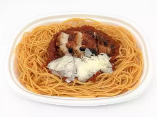 「今週新発売のコンビニパスタまとめ！『大盛グリルチキンのピリ辛トマトソースパスタ』、『唐揚げとにんにく背脂醤油パスタ』など♪」の画像