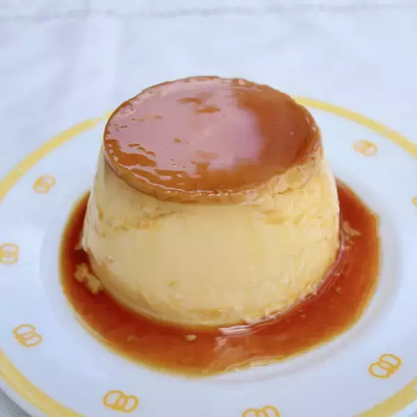 「【ファミマスイーツ食レポ】超お得なビッグ「窯出しとろけるプリン」！お値段そのままで40%増量」の画像