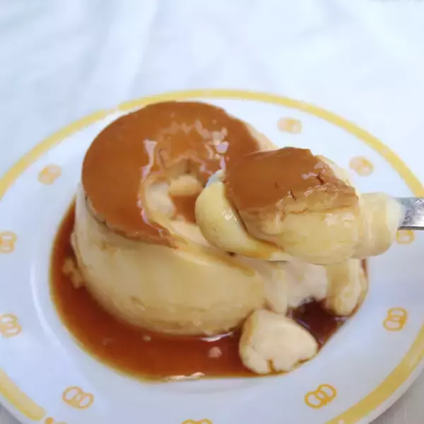 「【ファミマスイーツ食レポ】超お得なビッグ「窯出しとろけるプリン」！お値段そのままで40%増量」の画像