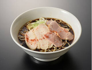 今週新発売のコンビニラーメンまとめ！『メラメラ燃える炎のウマ辛味噌ラーメン』、『大盛ラーメンサラダ　チキンタルタルソース』など♪