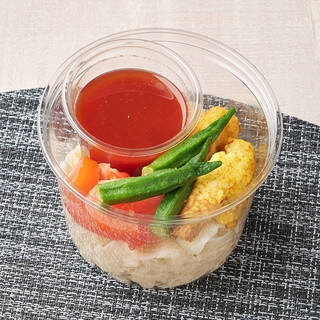 今週新発売のトマト料理まとめ！『トマトだしうどん　オクラとカレーちくわ天』、『サプリサラダ　たんぱく質たっぷり　スパイシーチキン　トマトドレッシング』など♪