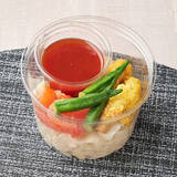 「今週新発売のトマト料理まとめ！『トマトだしうどん　オクラとカレーちくわ天』、『サプリサラダ　たんぱく質たっぷり　スパイシーチキン　トマトドレッシング』など♪」の画像2