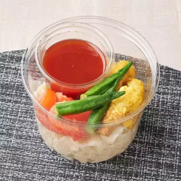 「今週新発売のトマト料理まとめ！『トマトだしうどん　オクラとカレーちくわ天』、『サプリサラダ　たんぱく質たっぷり　スパイシーチキン　トマトドレッシング』など♪」の画像