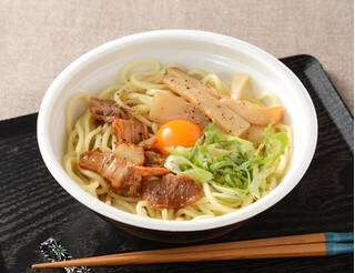 今週新発売の濃厚な食べものまとめ！『旨辛醤油だれの月見油そば』、『青唐辛子肉味噌おむすび　地養豚使用』など♪