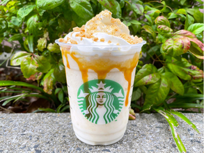 【スタバ新作】ざくざく食感のちんすこうがしょっぱ甘い！デザート感のある『沖縄 かりー ちんすこう バニラ キャラメル フラペチーノ®』をレポート