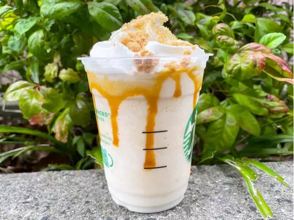 「【スタバ新作】ざくざく食感のちんすこうがしょっぱ甘い！デザート感のある『沖縄 かりー ちんすこう バニラ キャラメル フラペチーノ®』をレポート」の画像