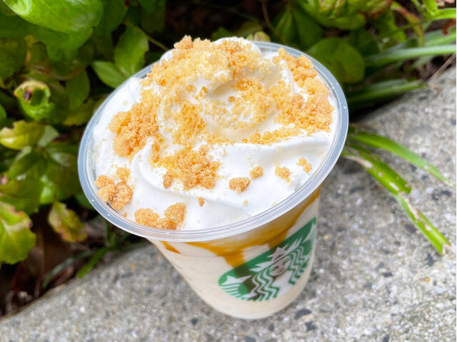【スタバ新作】ざくざく食感のちんすこうがしょっぱ甘い！デザート感のある『沖縄 かりー ちんすこう バニラ キャラメル フラペチーノ®』をレポート