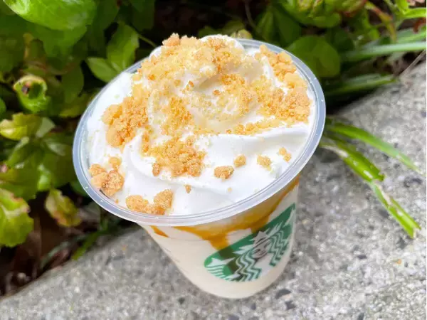 「【スタバ新作】ざくざく食感のちんすこうがしょっぱ甘い！デザート感のある『沖縄 かりー ちんすこう バニラ キャラメル フラペチーノ®』をレポート」の画像