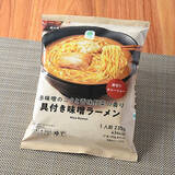 「今週新発売のコンビニラーメンまとめ！『赤味噌のコクと香味野菜の香り具付き味噌ラーメン』、『北海道産ぶり出汁の旨み　函館塩ラーメン』など♪」の画像2