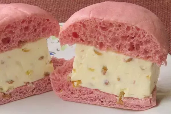 「セブンのバーガーはスイーツ仕立て！　ピンクのバンズにレアチーサンド！？：今週のコンビニスイーツランキング」の画像