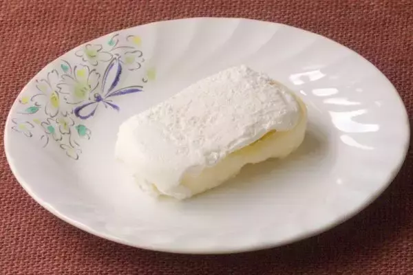 「セブンのバーガーはスイーツ仕立て！　ピンクのバンズにレアチーサンド！？：今週のコンビニスイーツランキング」の画像