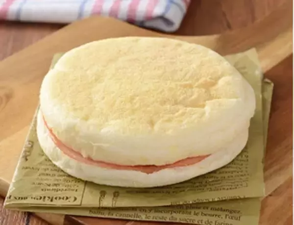 「今週新発売のたまご味まとめ！『ミニロール　たまご＆ハムチーズ』、『おおきなおむすび　たまごふりかけ』など♪」の画像