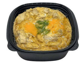 今週新発売の丼ものまとめ！『炭火焼き鳥丼　もも　むね』、『温玉とりそぼろ丼』など♪