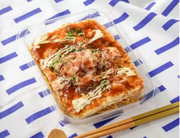 「今週新発売のローソンお惣菜まとめ！『炭火焼なんこつつくね　青じそ』、『スモークサーモンとバジルチーズのペンネサラダ』など♪」の画像