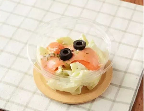 「今週新発売のローソンお惣菜まとめ！『炭火焼なんこつつくね　青じそ』、『スモークサーモンとバジルチーズのペンネサラダ』など♪」の画像