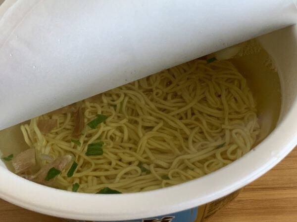 カップ麺食レポ お湯を入れて水で冷やすだけ マルちゃん正麺 冷しまぜそば鶏だし塩 は 夏の味方 22年7月1日 エキサイトニュース