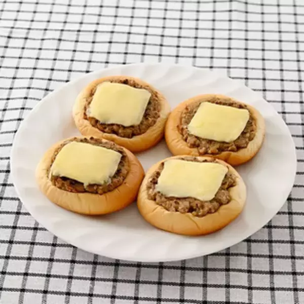 「今週新発売のファミマパンまとめ！『２層のいちごミルク蒸しケーキ』、『山梨県産白桃牛乳パン』など♪」の画像
