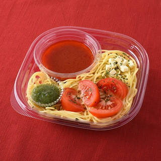 今週新発売のトマト料理まとめ！『トマト仕立てのカレーパン』、『ガーリックトマトソース　グリルチキン』など♪