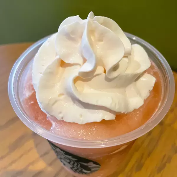 「【スタバ新作】夏の定番！桃づくしな圧倒的果実感が味わえる『桃MORE フラペチーノ®』をレポート♪」の画像