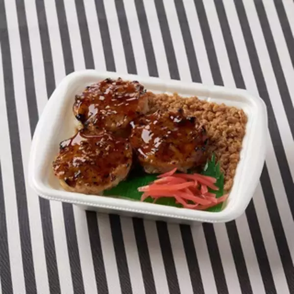 「今週新発売のファミマお弁当まとめ！『直火焼きで香ばしい焼おむすび茶漬け　鮭』、『てんこ盛！デミオムライス＆ナポリタン』など♪」の画像