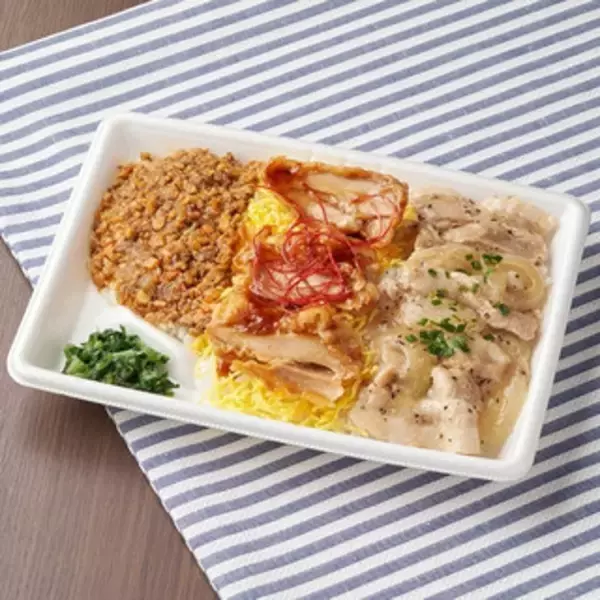 「今週新発売のファミマお弁当まとめ！『直火焼きで香ばしい焼おむすび茶漬け　鮭』、『てんこ盛！デミオムライス＆ナポリタン』など♪」の画像