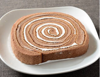 今週新発売のコンビニケーキまとめ！『盛りすぎ！　プレミアムロールケーキ』、『うずまきロールケーキ　チョコ』など♪