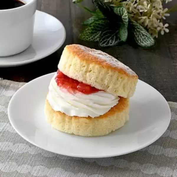 「今週新発売のしっとりまとめ！『パンケーキバーガー　ストロベリー』、『しっとりもっちり食感のコッペパン　ミルククリーム』など♪」の画像