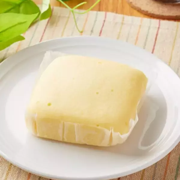 「今週新発売のしっとりまとめ！『パンケーキバーガー　ストロベリー』、『しっとりもっちり食感のコッペパン　ミルククリーム』など♪」の画像