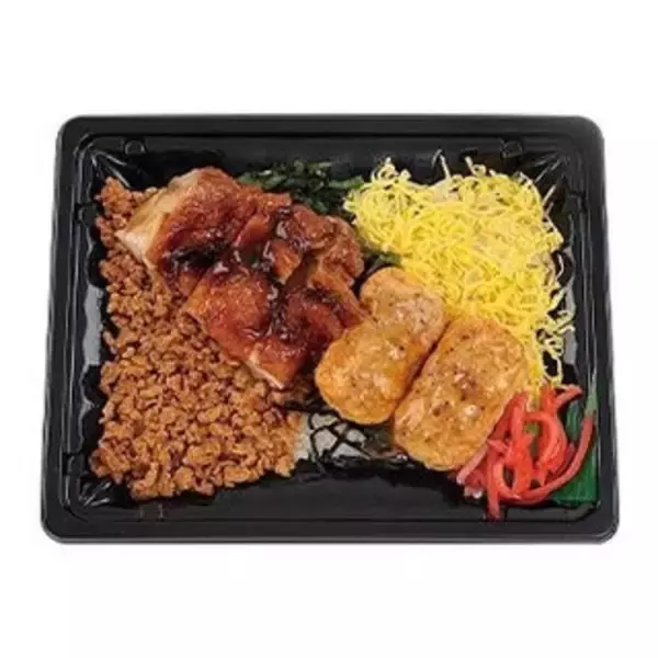 「今週新発売の甘辛まとめ！『鰹節まぶしおむすび　おかか　麦めし入り』、『豚ロース焼肉弁当』など♪」の画像