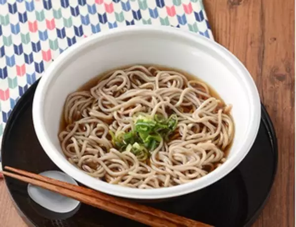 「今週新発売のローソン麺まとめ！『温・冷　気分で選べる！明太釜玉風うどん　ちくわ磯辺天入り』、『つゆが主役！かけそば』など♪」の画像