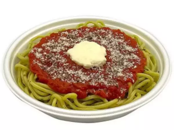 「今週新発売のトマトまとめ！『１／２日分の野菜が摂れる　スープパスタサラダ　ピリ辛トマト』、『和風ハンバーグ＆トマトソースのグリルチキン』など♪」の画像