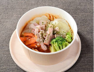 今週新発売のトマトまとめ！『１／２日分の野菜が摂れる　スープパスタサラダ　ピリ辛トマト』、『和風ハンバーグ＆トマトソースのグリルチキン』など♪