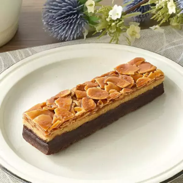 「今週新発売のファミマスイーツまとめ！『パンケーキバーガー ストロベリー』、『カラメル味わう濃い旨プリン』など♪」の画像