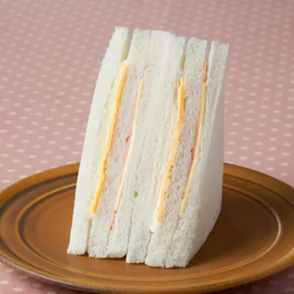 「今週新発売のファミマパンまとめ！『生フランスフレンチトースト　はちみつ』、『ホットサンド　ベーコン＆スクランブルエッグ』など♪」の画像