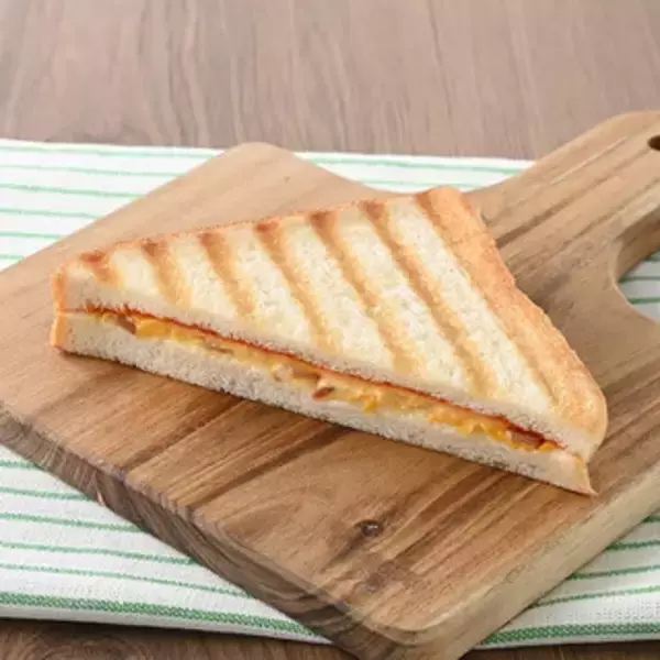 「今週新発売のファミマパンまとめ！『生フランスフレンチトースト　はちみつ』、『ホットサンド　ベーコン＆スクランブルエッグ』など♪」の画像