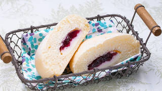 今週新発売のベリーまとめ！『ＮＬ　もち麦のダブルベリーベーグル　チーズクリーム』、『オモチストロベリーミルク』など♪