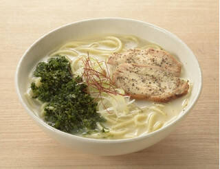 今週新発売のコンビニラーメンまとめ！『黒旨スープの冷かけ竹　岡式醤油ラーメン』、『ごまダレで食べる蒸し鶏ラーメンサラダ』など♪
