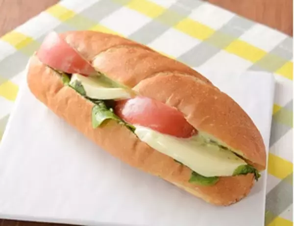 「今週新発売のトマトまとめ！『ＲＯＬＬサンド　トマトとモッツァレラ』、『スパイシーチリトマト　ポテト＆ソーセージ』など♪」の画像