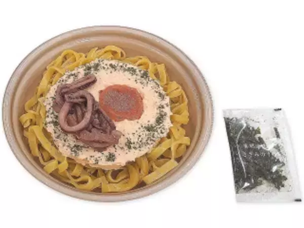 「今週新発売のコンビニパスタまとめ！『生パスタ　八戸産いかとたらこクリーム』、『魚介のピリ辛トマトスープパスタ』など♪」の画像