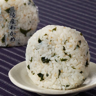 今週新発売の昆布まとめ！『富山名物とろろ昆布おむすび　昆布佃煮入り』、『東北限定　三陸産わかめのおむすび』など♪