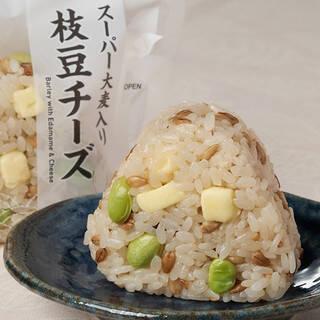今週新発売のファミマおにぎりまとめ!『スーパー大麦 枝豆チーズ』、『しめさば寿司』など♪